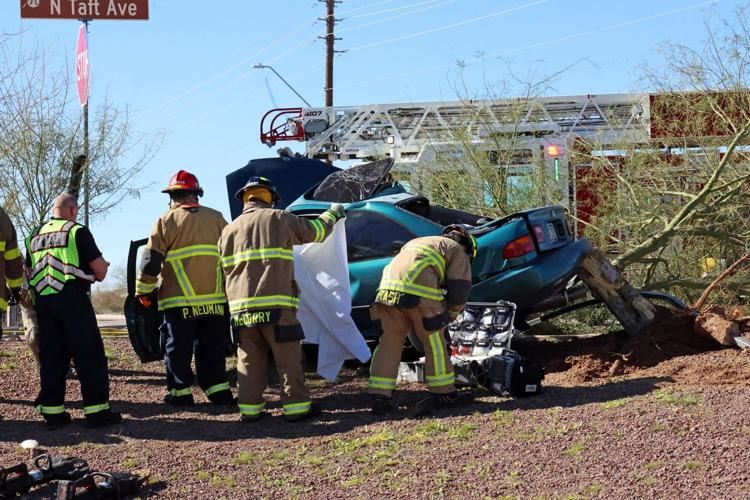 1 killed, 1 critically injured in single-vehicle crash in Maricopa